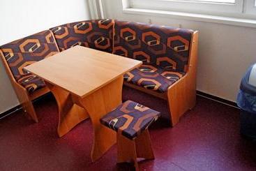 هاستل Km House černý Most