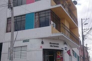 پانسیون The Quito Guest House With Yellow Balconies For Travellers