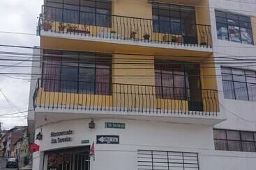 پانسیون The Quito Guest House With Yellow Balconies For Travellers