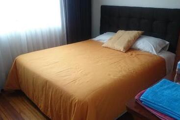پانسیون The Quito Guest House With Yellow Balconies For Travellers