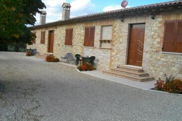 هتل Agriturismo Il Falco