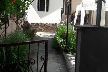 پانسیون Ira & Vaso S Guest House Borjomipark