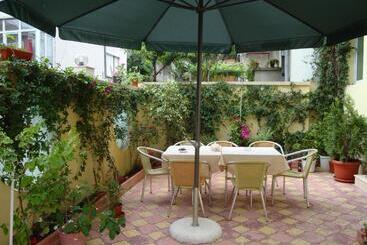 پانسیون Stela Guest House
