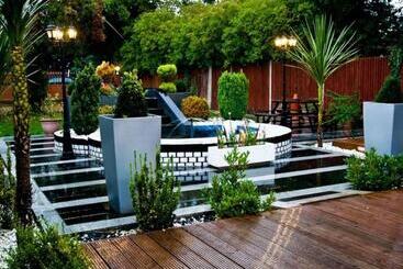 تختخواب و صبحانه Skylark Guest House