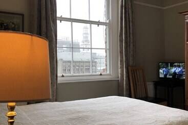 هتل Harveys Guest House
