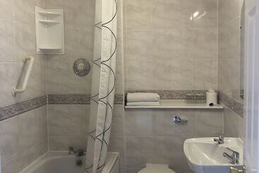 هتل Harveys Guest House