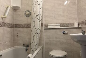 هتل Harveys Guest House