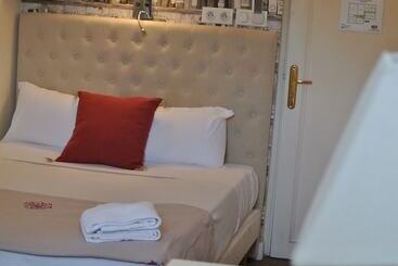 هتل Logis Hôtel Louise De Savoie