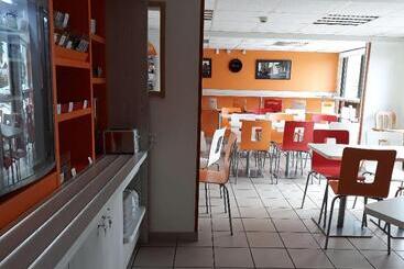 هتل Premiere Classe Orleans Ouest La Chapelle St Mesmin