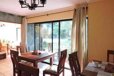 Casa De Noah Bed & Breakfast