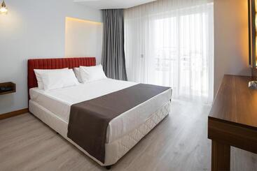 Theluna Suite
