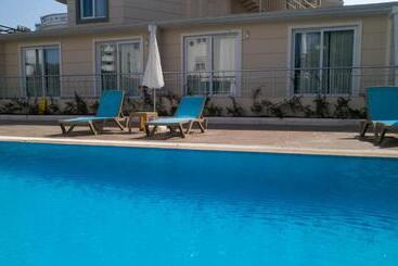 Theluna Suite
