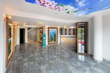 Theluna Suite