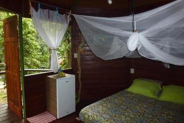 پانسیون Finca Valeria Treehouses Glamping