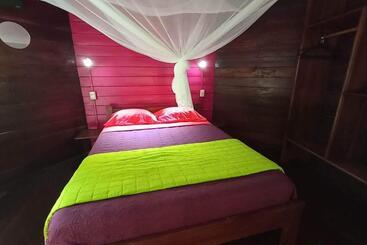 پانسیون Finca Valeria Treehouses Glamping