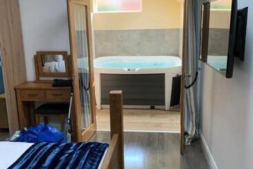 پانسیون The Forge Guest Rooms