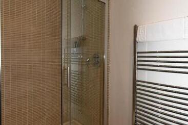 هاستل Tudor Lodge Bed & Breakfast