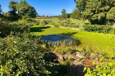 هتل Lakeside Town Farm