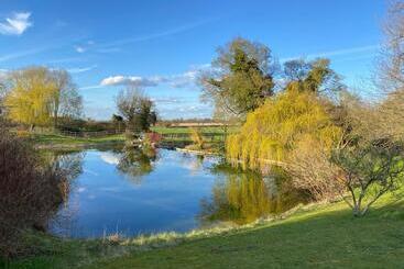 هتل Lakeside Town Farm