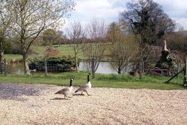 هتل Lakeside Town Farm