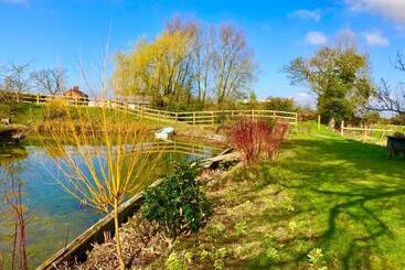 هتل Lakeside Town Farm