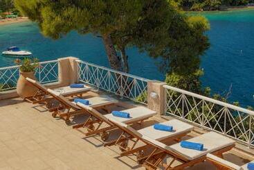 Cape Kanapitsa Hotel & Suites
