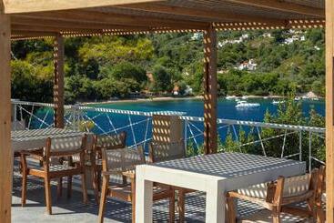 Cape Kanapitsa Hotel & Suites