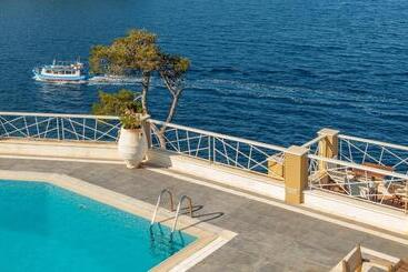 Cape Kanapitsa Hotel & Suites