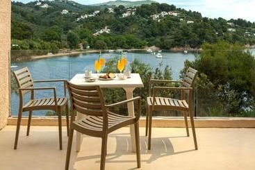 Cape Kanapitsa Hotel & Suites