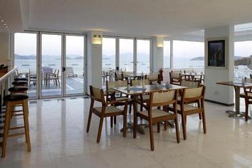 Cape Kanapitsa Hotel & Suites