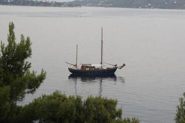 Cape Kanapitsa Hotel & Suites