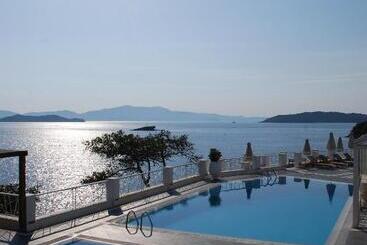Cape Kanapitsa Hotel & Suites