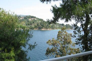 Cape Kanapitsa Hotel & Suites