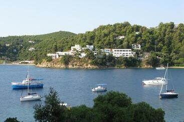 Cape Kanapitsa Hotel & Suites