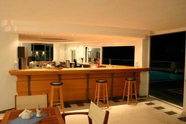 Cape Kanapitsa Hotel & Suites