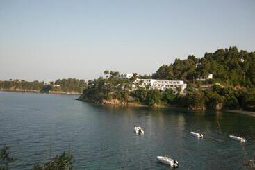 Cape Kanapitsa Hotel & Suites