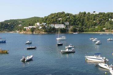 Cape Kanapitsa Hotel & Suites