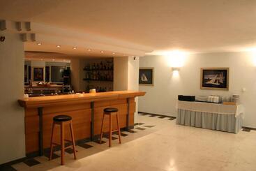 Cape Kanapitsa Hotel & Suites
