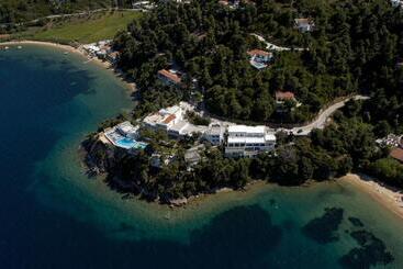 Cape Kanapitsa Hotel & Suites