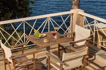 Cape Kanapitsa Hotel & Suites
