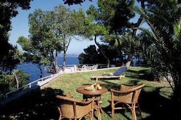 Cape Kanapitsa Hotel & Suites