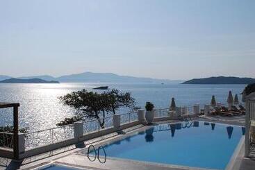 Cape Kanapitsa Hotel & Suites