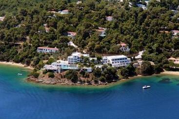 Cape Kanapitsa Hotel & Suites