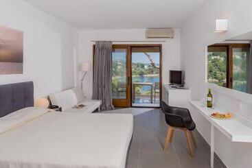 Cape Kanapitsa Hotel & Suites