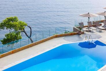 Cape Kanapitsa Hotel & Suites