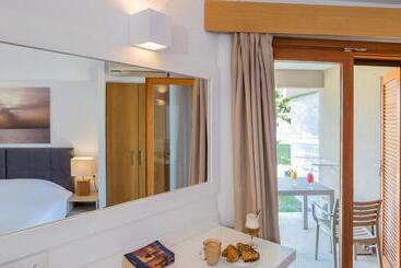 Cape Kanapitsa Hotel & Suites