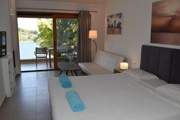 Cape Kanapitsa Hotel & Suites