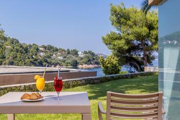 Cape Kanapitsa Hotel & Suites