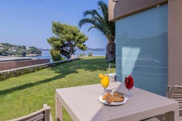 Cape Kanapitsa Hotel & Suites