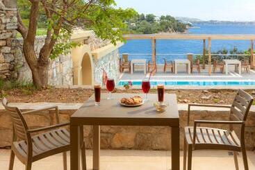 Cape Kanapitsa Hotel & Suites